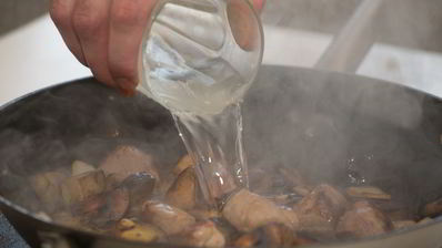 жаркое из свинины с острыми баклажанами и шампиньонами