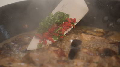 жаркое из свинины с острыми баклажанами и шампиньонами