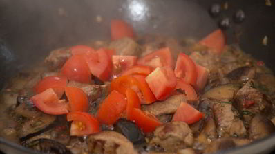 жаркое из свинины с острыми баклажанами и шампиньонами