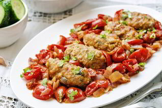 Жаркое из свинины с томатами, беконом и розмарином