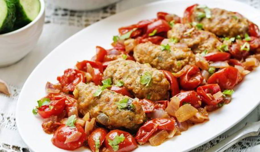 Рецепт жаркого из свинины с томатами, беконом и розмарином