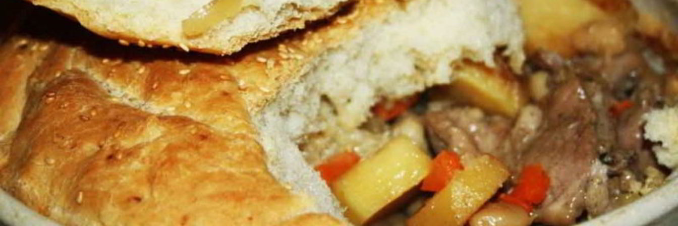 Жаркое из свиной лопатки с картофелем и фасолью под хлебной корочкой
