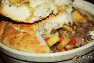 Жаркое из свиной лопатки с картофелем и фасолью под хлебной корочкой