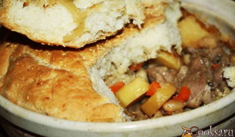 Рецепт жаркого из свиной лопатки с картофелем и фасолью под хлебной корочкой