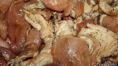 жаркое из свиной лопатки с картофелем и фасолью под хлебной корочкой