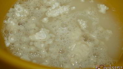 жаркое из свиной лопатки с картофелем и фасолью под хлебной корочкой