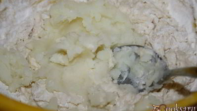 жаркое из свиной лопатки с картофелем и фасолью под хлебной корочкой