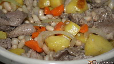 жаркое из свиной лопатки с картофелем и фасолью под хлебной корочкой