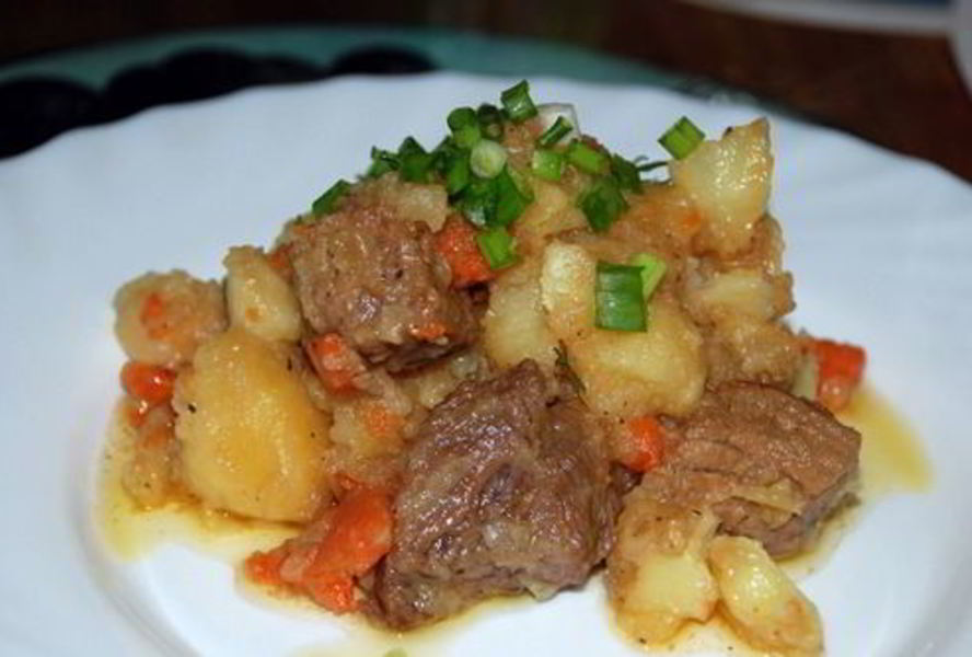 Жаркое по-домашнему с мясом и картофелем в мультиварке