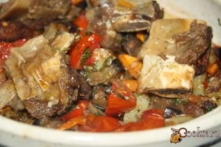 Жаркое с говяжьими ребрышками и летними овощами