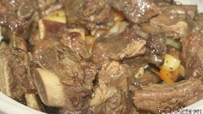 жаркое с говяжьими ребрышками и летними овощами