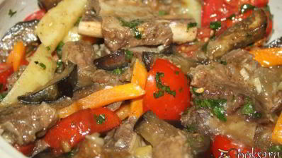 жаркое с говяжьими ребрышками и летними овощами