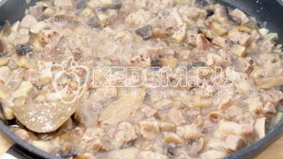 жаркое с грибами и сметаной