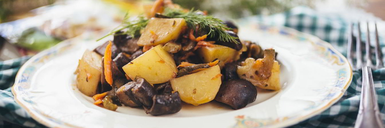 Жаркое с картошкой, грибами и маринованными огурчиками