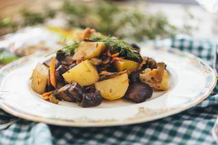 Жаркое с картошкой, грибами и маринованными огурчиками