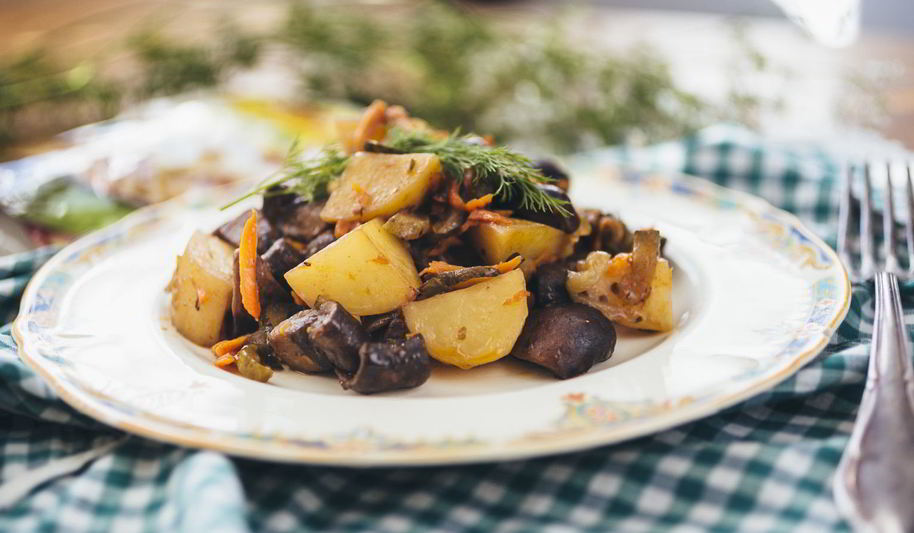 Рецепт жаркого с картошкой, грибами и маринованными огурчиками