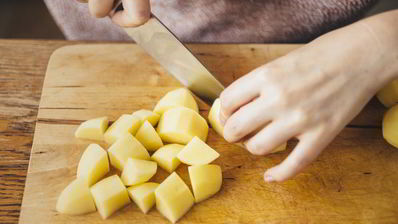 жаркое с картошкой, грибами и маринованными огурчиками