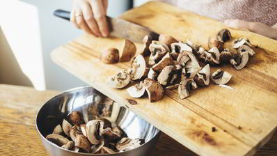 жаркое с картошкой, грибами и маринованными огурчиками