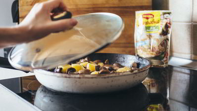 жаркое с картошкой, грибами и маринованными огурчиками