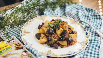 жаркое с картошкой, грибами и маринованными огурчиками