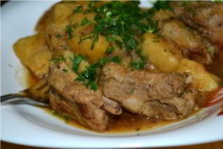 Жаркое с копчеными ребрышками и грибами в мультиварке