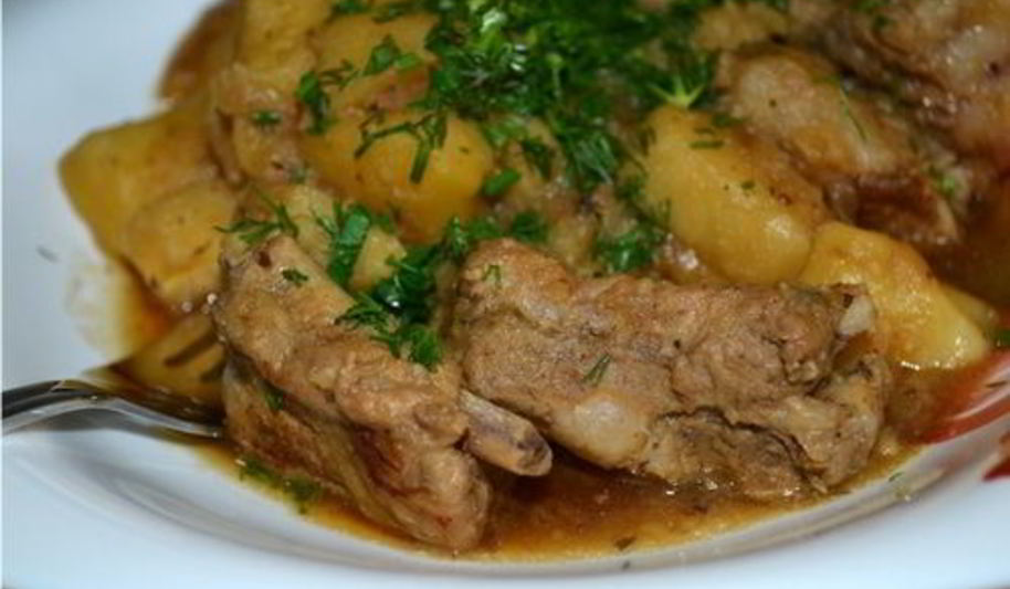 Рецепт жаркого с копчеными ребрышками и грибами в мультиварке