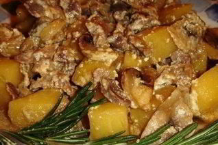 Жаркое с куриными желудочками и грибами