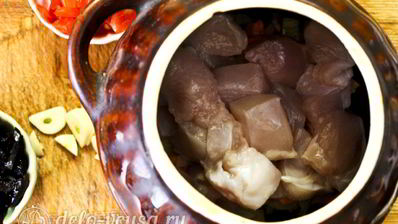 жаркое с курицей и черносливом в горшочках