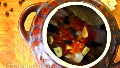 жаркое с курицей и черносливом в горшочках