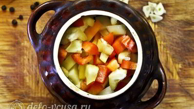 жаркое с курицей и черносливом в горшочках