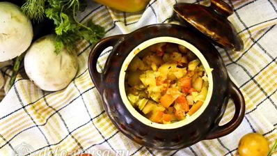 жаркое с курицей и черносливом в горшочках