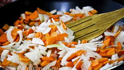 жаркое с курицей и черносливом в горшочках