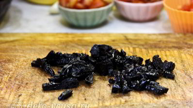 жаркое с курицей и черносливом в горшочках