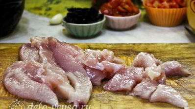 жаркое с курицей и черносливом в горшочках