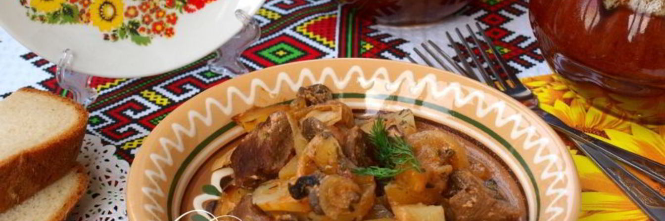 Жаркое с мясом, картофелем и грибами в горшочках