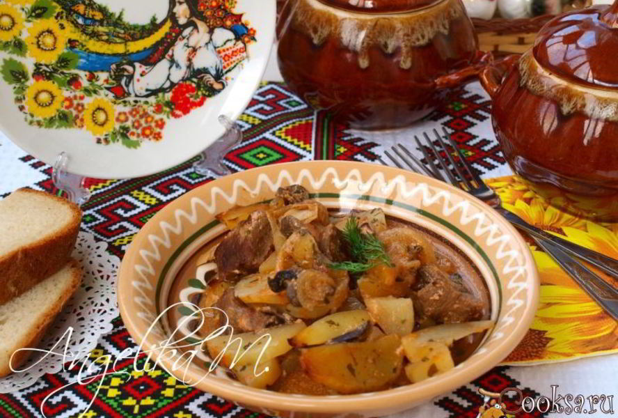 Жаркое с мясом, картофелем и грибами в горшочках