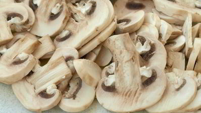 жаркое с мясом, картофелем и грибами в горшочках