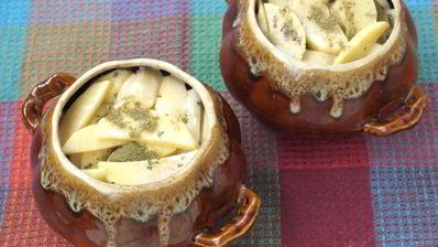 жаркое с мясом, картофелем и грибами в горшочках