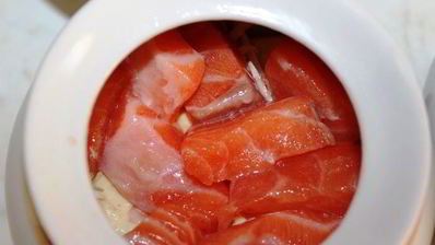 жаркое с семгой и беконом в горшочке