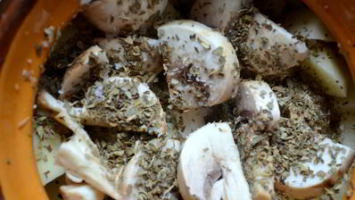 жаркое с шампиньонами в горшочке