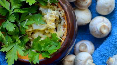 жаркое с шампиньонами в горшочке