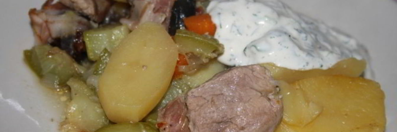 Жаркое со свининой, овощами и черносливом в беконе