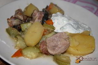 Жаркое со свининой, овощами и черносливом в беконе