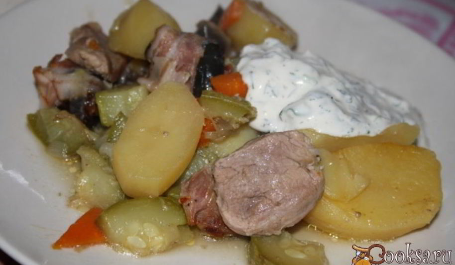 Рецепт жаркого со свининой, овощами и черносливом в беконе