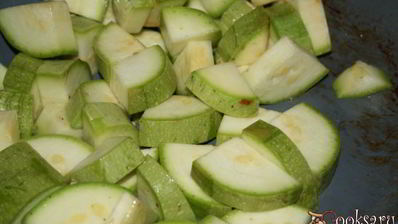 жаркое со свининой, овощами и черносливом в беконе