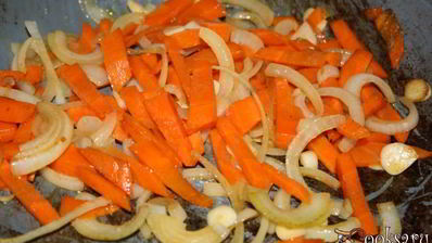 жаркое со свининой, овощами и черносливом в беконе