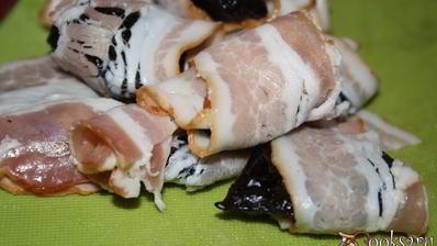 жаркое со свининой, овощами и черносливом в беконе