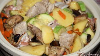 жаркое со свининой, овощами и черносливом в беконе