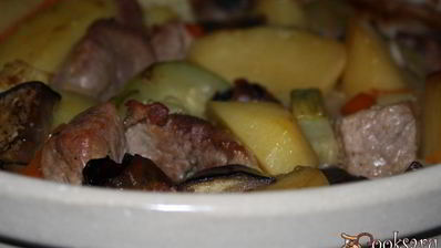 жаркое со свининой, овощами и черносливом в беконе