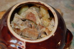 Жаркое со свининой в горшочках